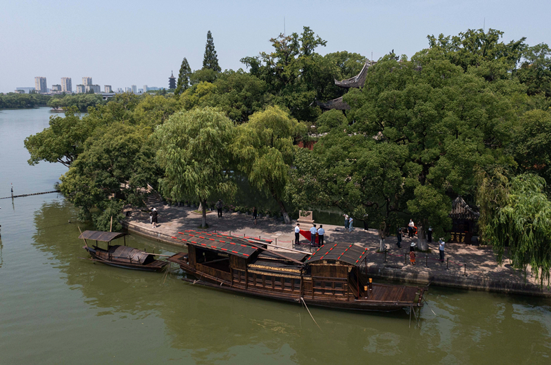 2022年7月27日，南湖紅船?？吭谡憬〖闻d市南湖旅游區(qū)的湖心島旁。